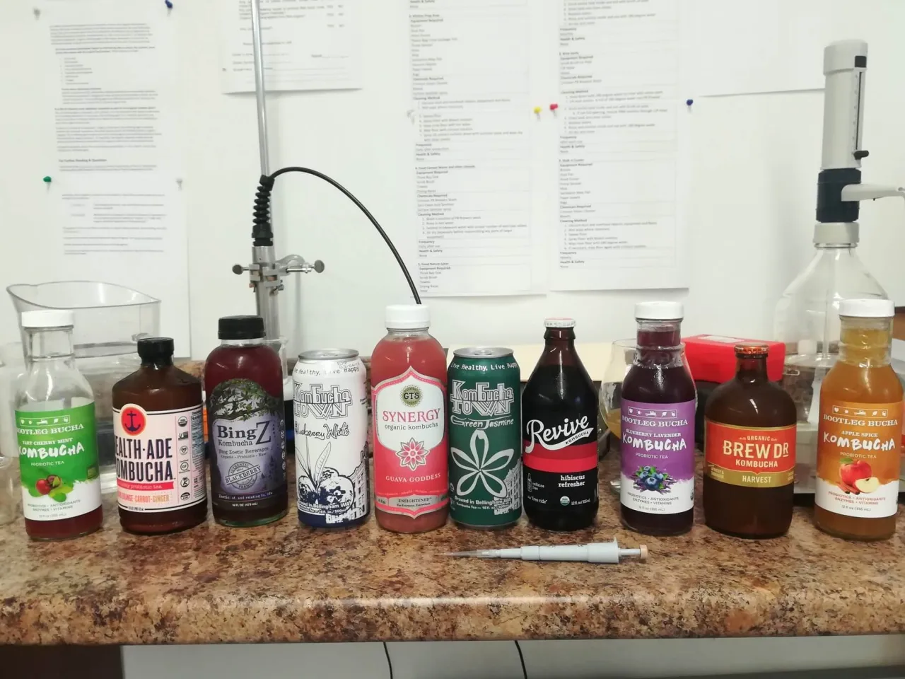 R&oacute;żne butelki kombuchy na p&oacute;łce sklepowej