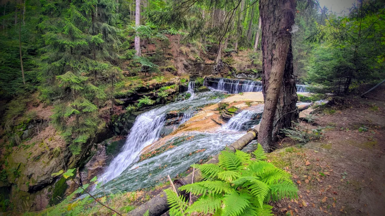 Szklarska Poręba: malownicze wodospady i szlaki w Karkonoszach. Wodospad Kamieńczyka zachwyca kaskadami i otaczającym go lasem.