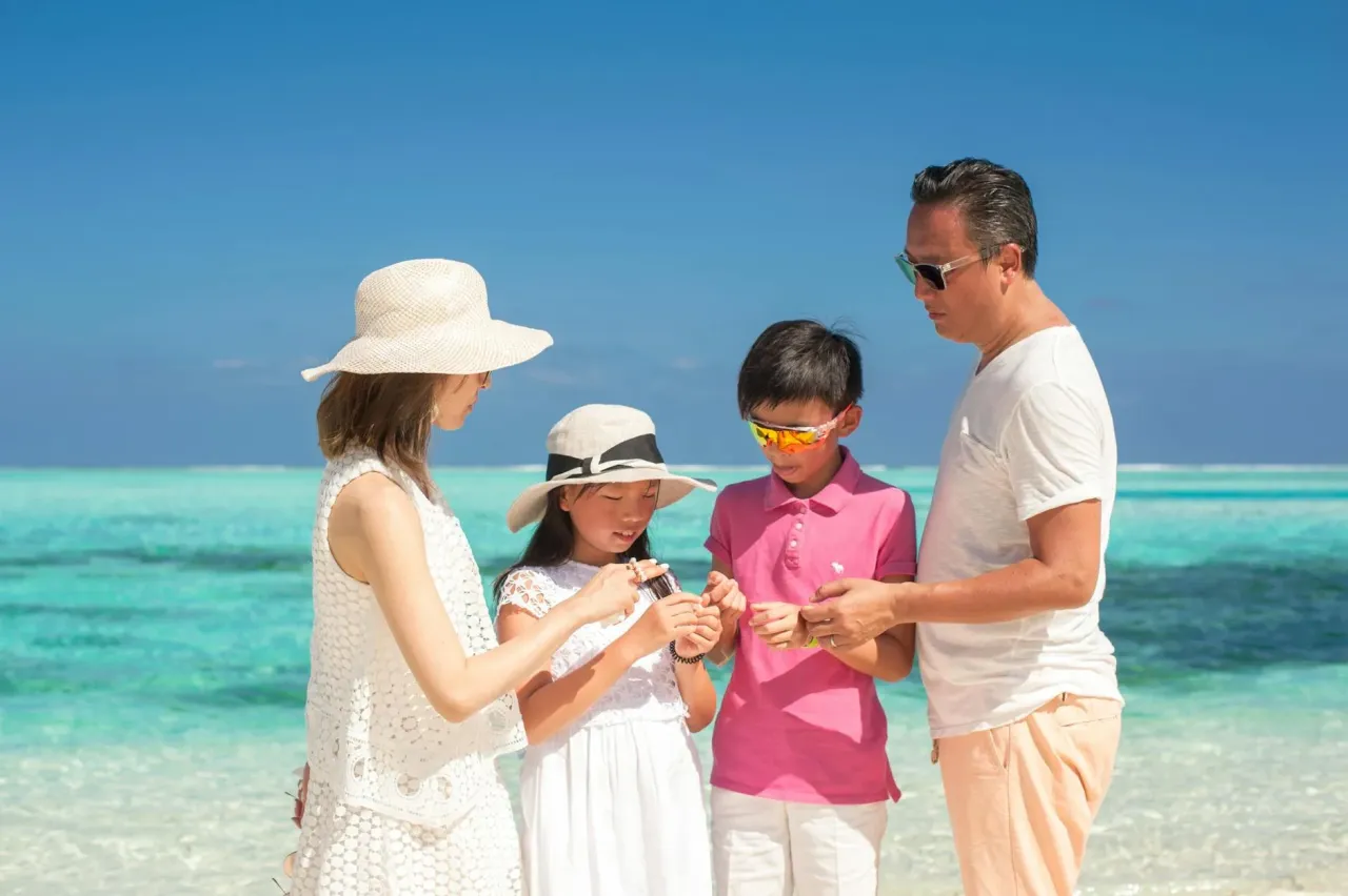 Rodzina bawi się w parku rozrywki nad morzem