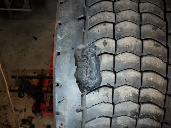 Rodzaje uszkodzeń opony: czoło bieżnika, bok, bark