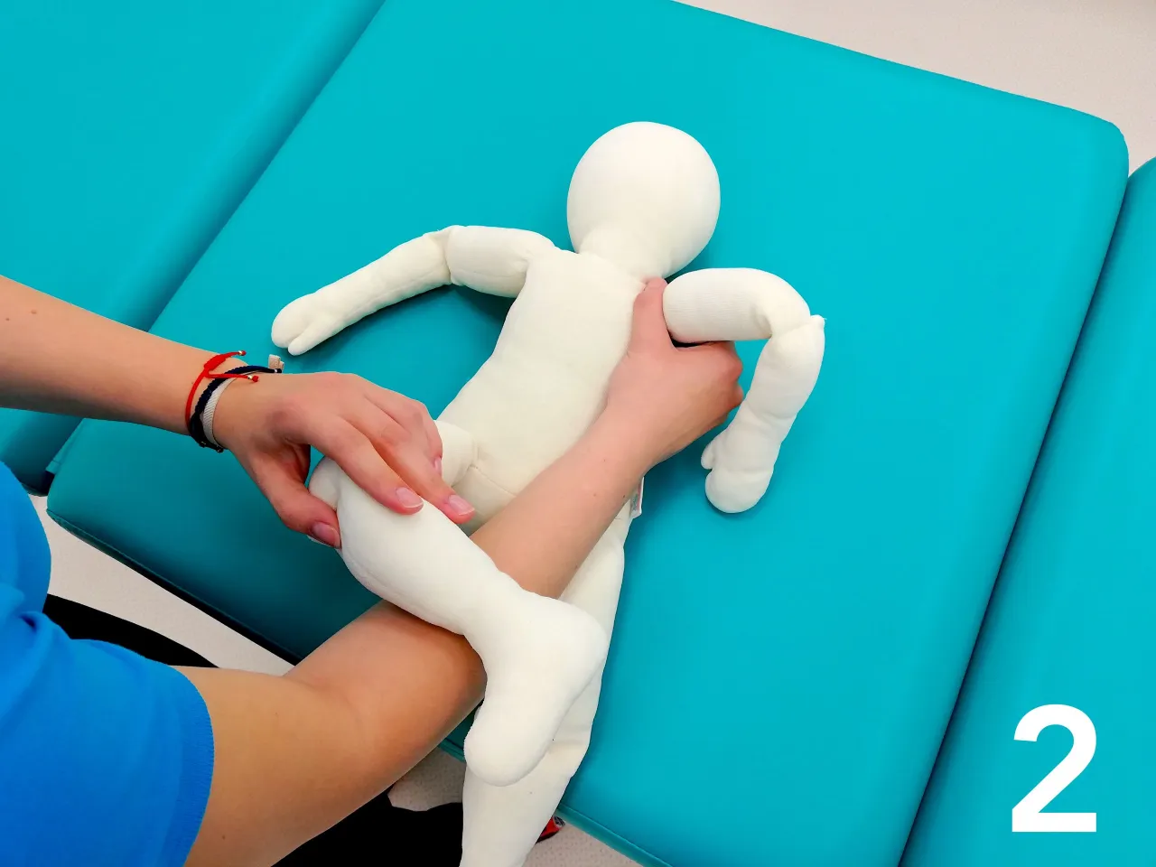 mama fizjoterapeuta podnosi niemowlę bezpiecznie