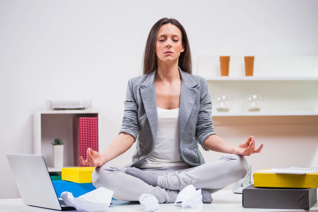 Osoba medytująca w spokoju, radząca sobie ze stresem