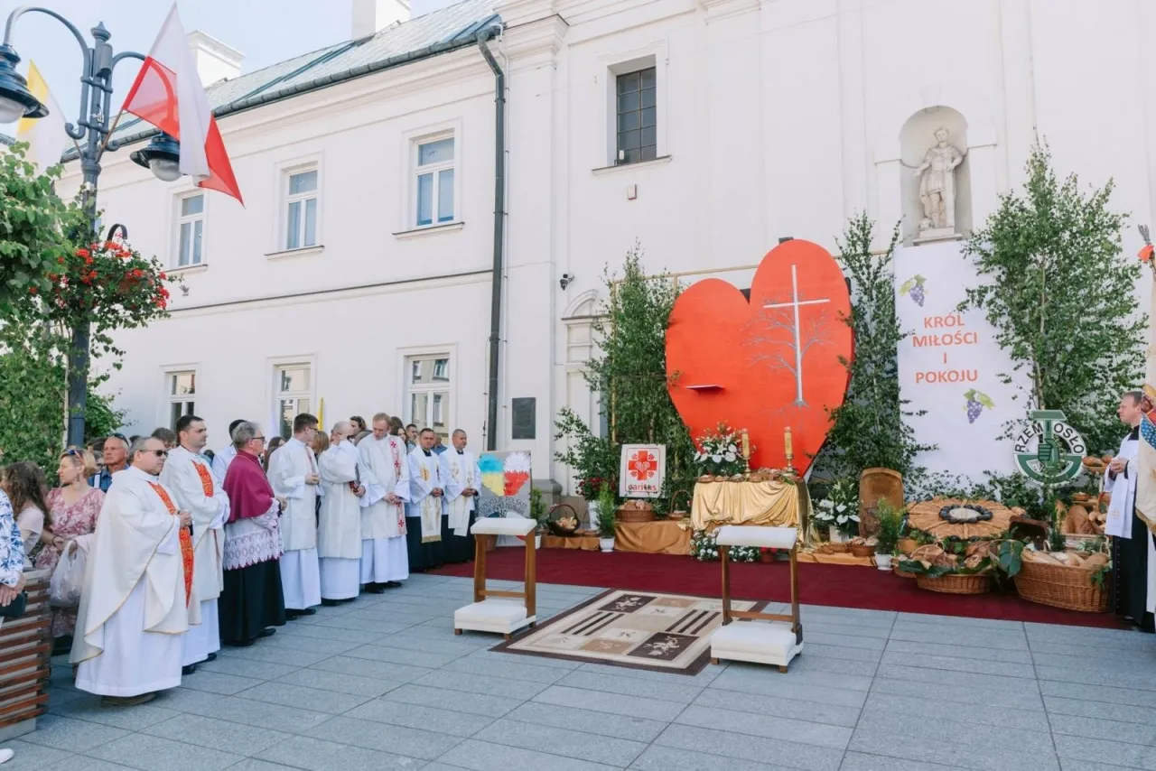 Zdjęcie Ile ołtarzy na Boże Ciało? Odkryj ich znaczenie i symbolikę