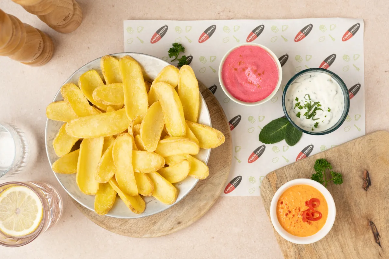 frytki z różnymi sosami i dipami