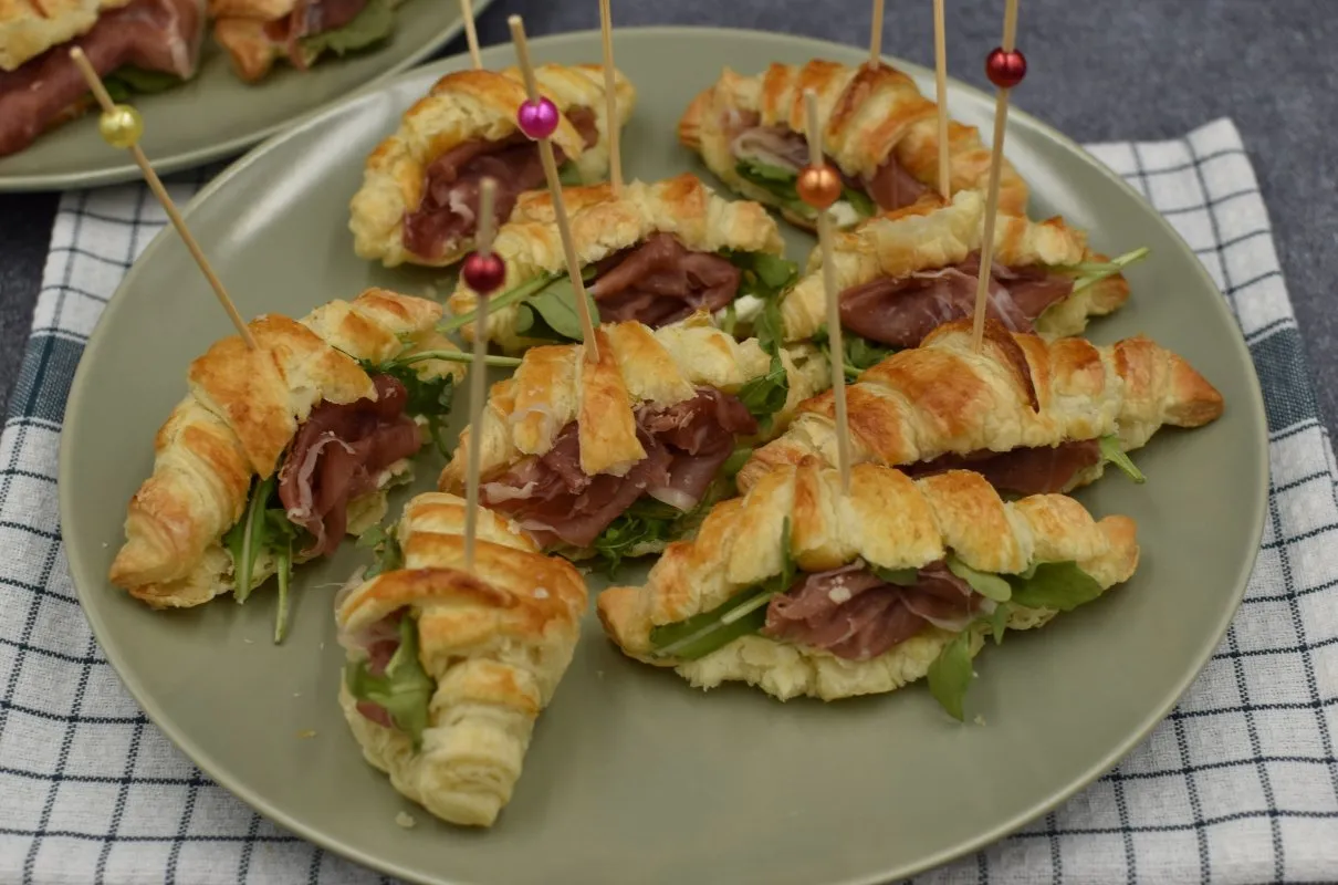 upieczone rogaliki z ciasta francuskiego