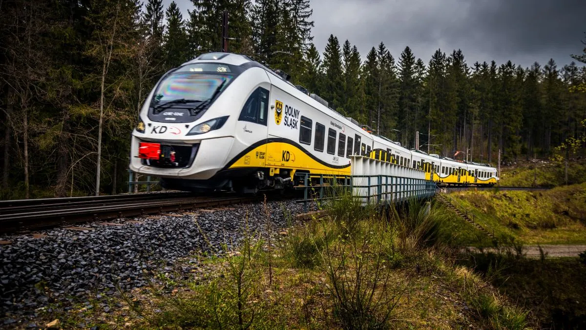 pociąg Koleje Dolnośląskie g&oacute;ry Dolny Śląsk