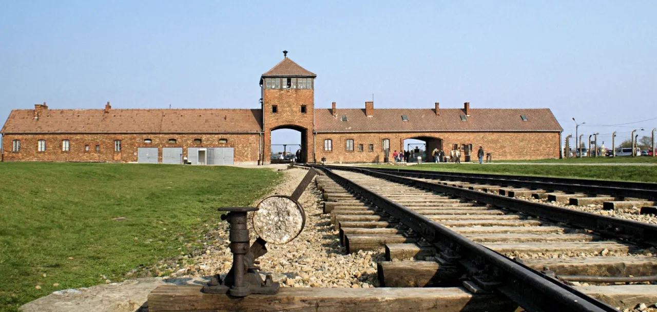 Zdjęcie Brama Śmierci - jak wyglądało wejście do Auschwitz?