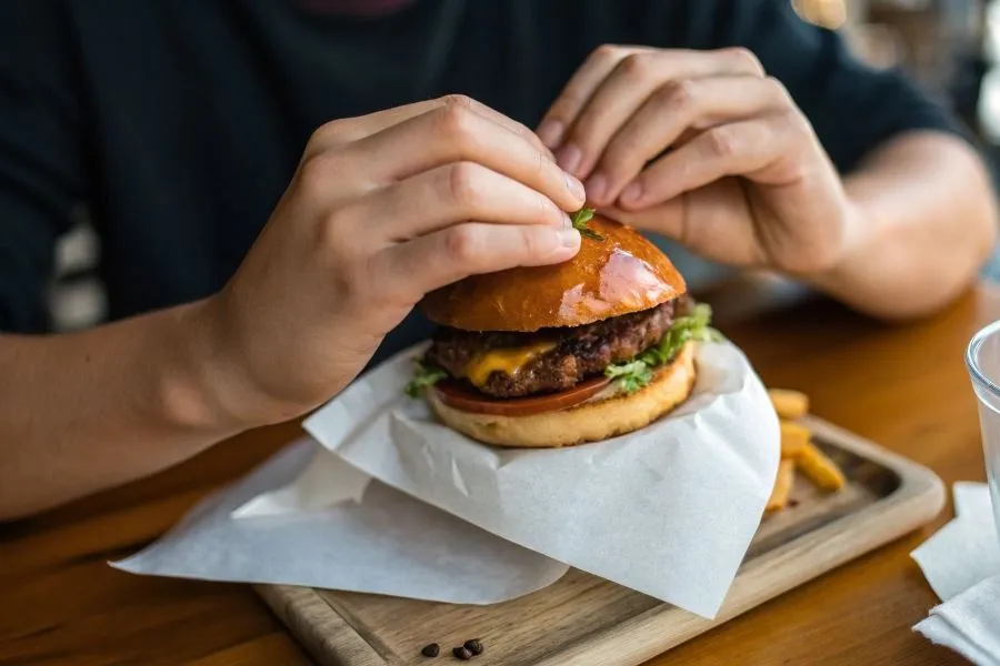 Jak prawidłowo trzymać burgera grafika