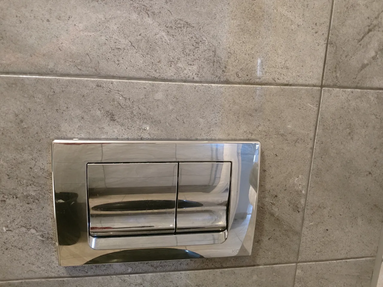 demontaż przycisku spłuczki podtynkowej