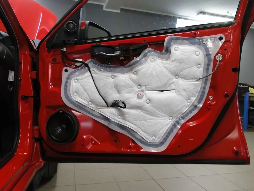 wyciszanie samochodu DIY vs warsztat