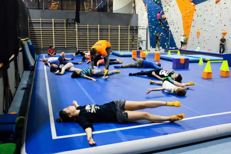 Akrobatyka w Warszawie rodzaje zajęć i sprzęt