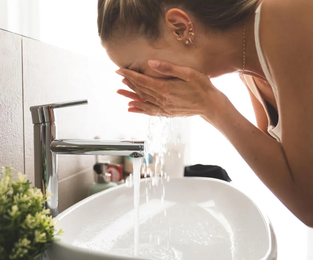 kobieta z makijażem chroniącym przed słońcem i smogiem
