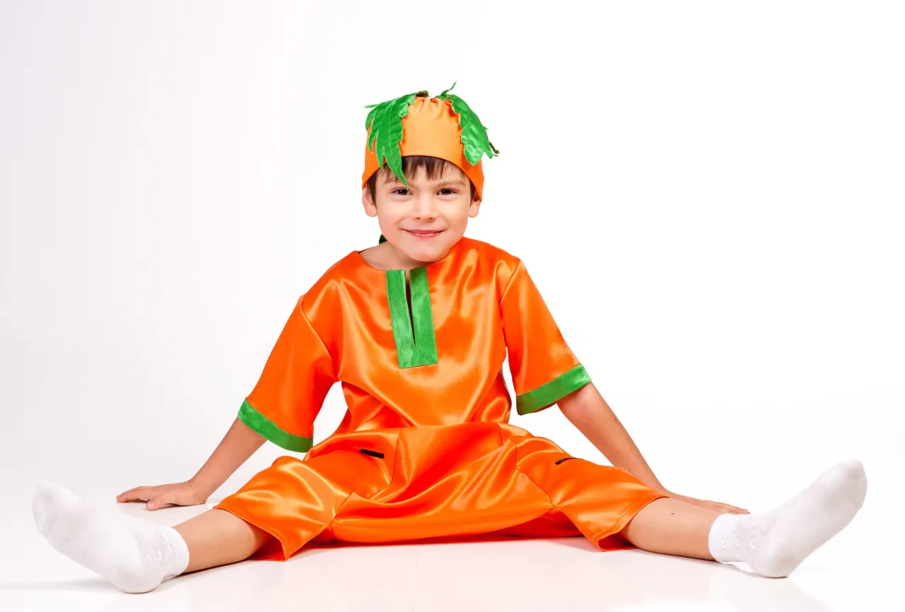 dziecko w stroju marchewki na balu