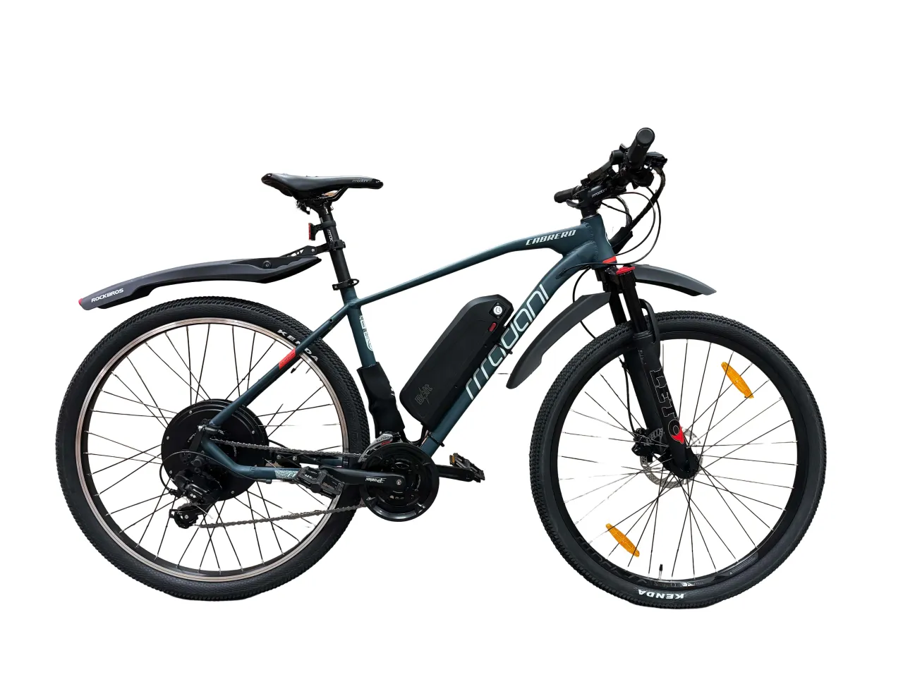 Szary rower elektryczny z czarną baterią i błotnikami. Zastanawiasz się, ile kosztuje rower elektryczny? Ten model to świetna opcja.