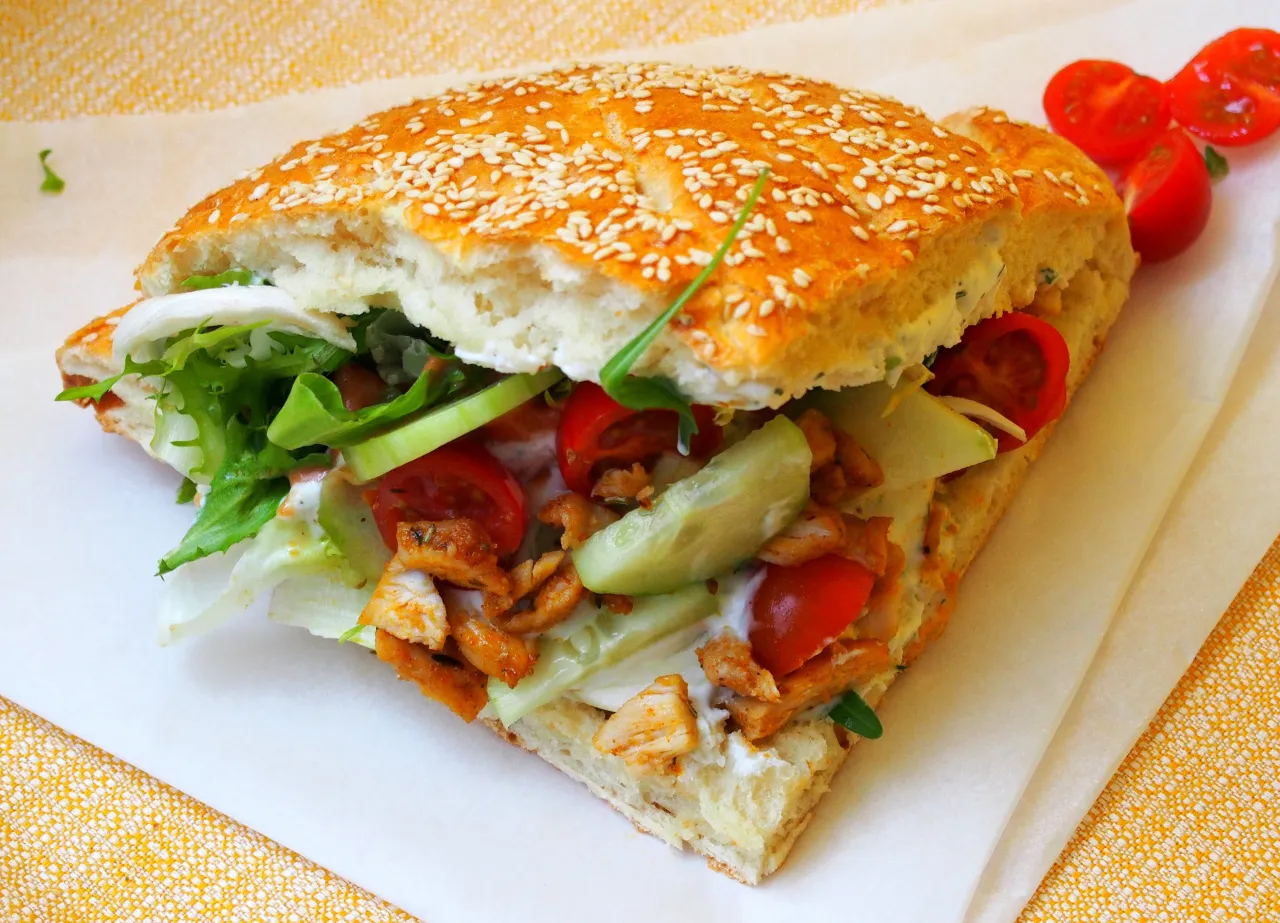 mały kebab w bułce