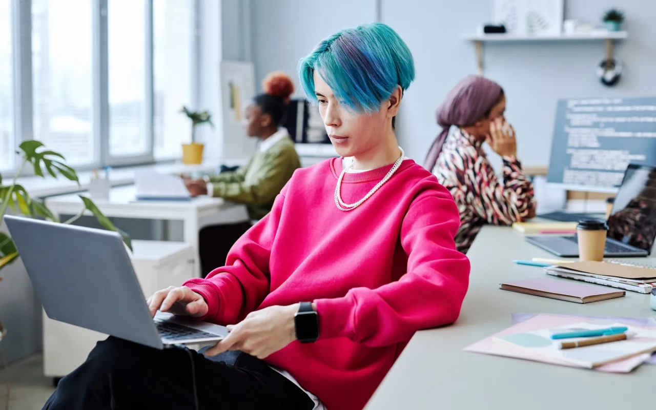 młody absolwent szuka pracy frustracja