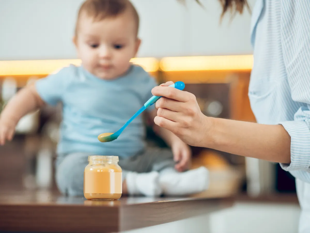 niemowlę jedzące rybę