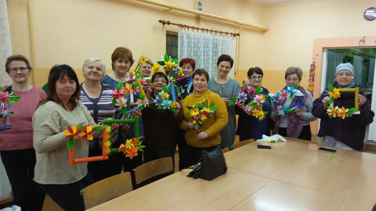 seniorzy na wykładach lub zajęciach artystycznych