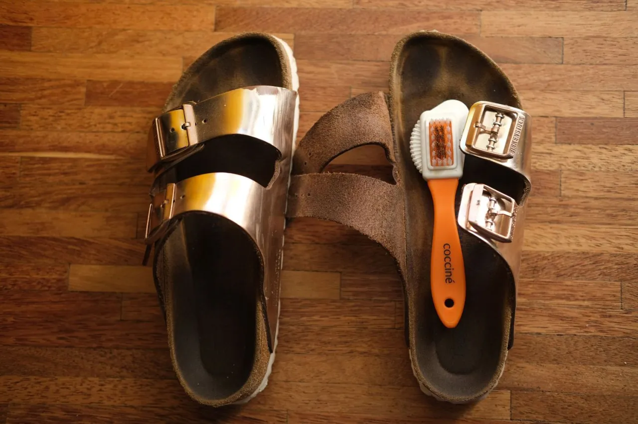 czyszczenie zamszowych wkładek w sandałach