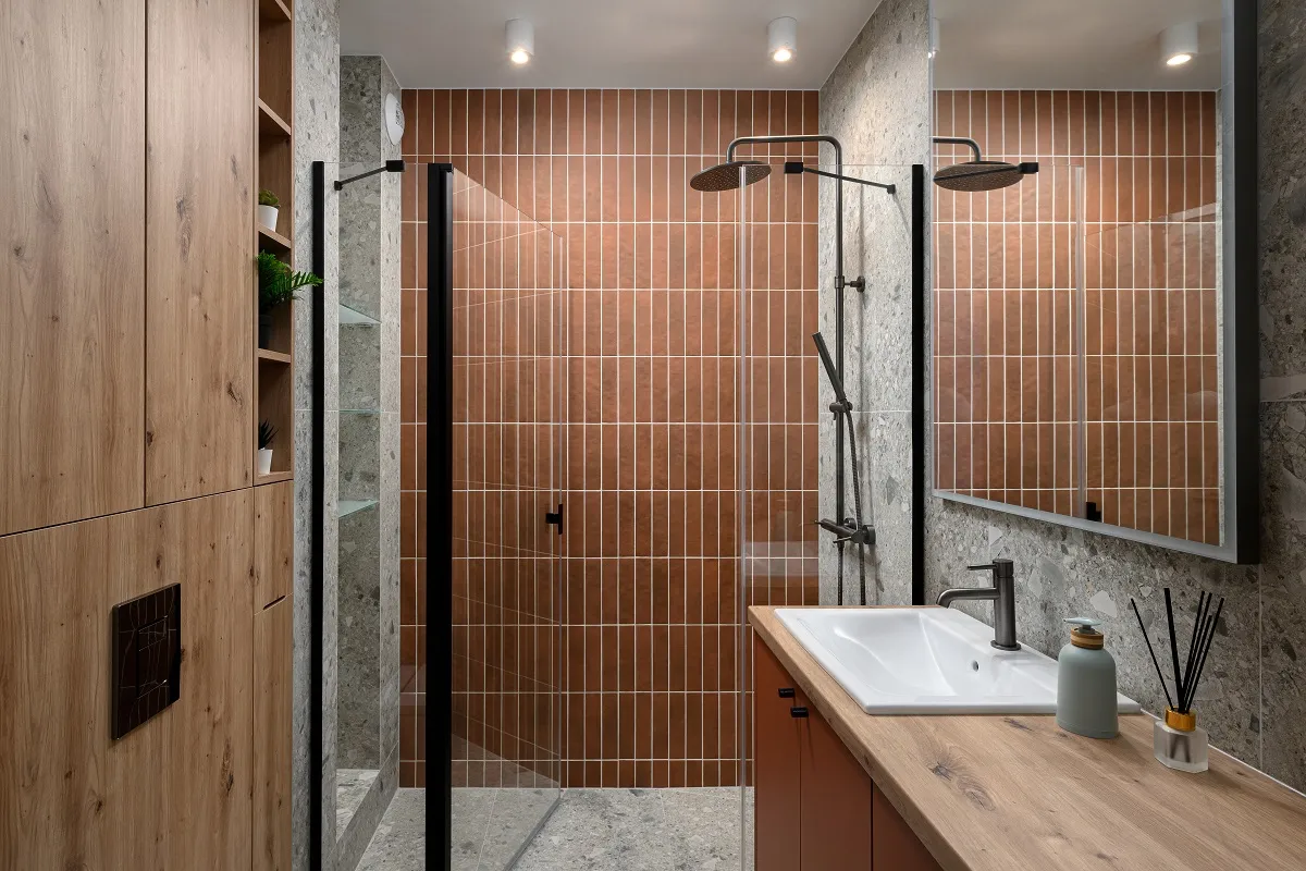 Nowoczesna łazienka z prysznicem i drewnianą zabudową. Zastanawiasz się, ile kosztuje wykończenie stanu deweloperskiego?