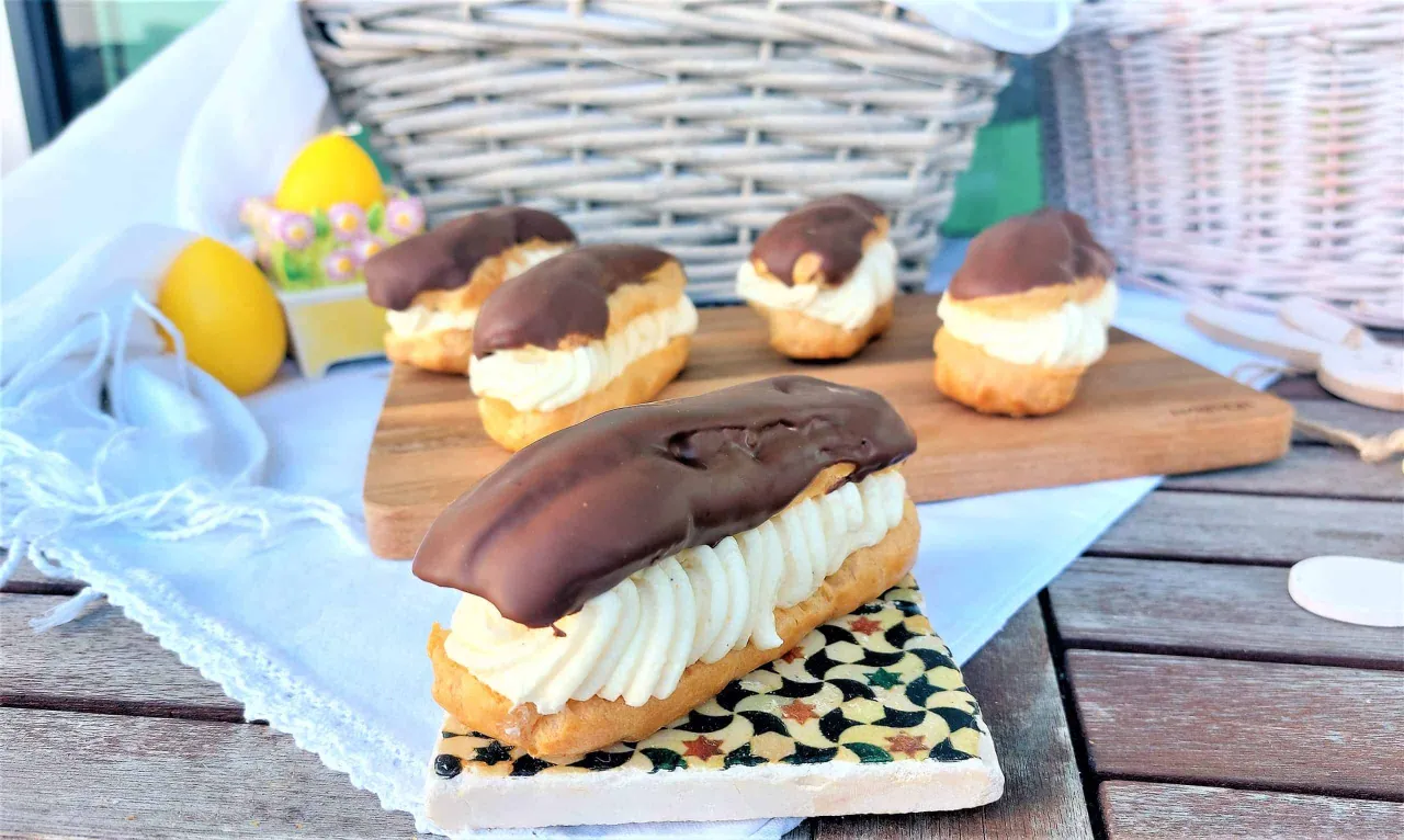 Pyszne eklerki przepis na kremowe ciastka z czekoladą i bitą śmietaną. Idealne na deser!