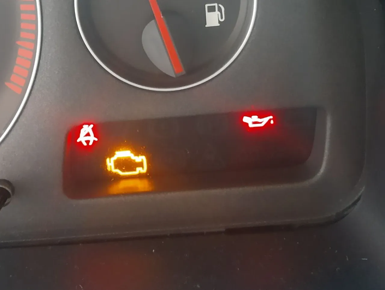 Ż&oacute;łta kontrolka oleju świeci się, co oznacza niski poziom lub problem z ciśnieniem oleju. Nie można jechać daleko.