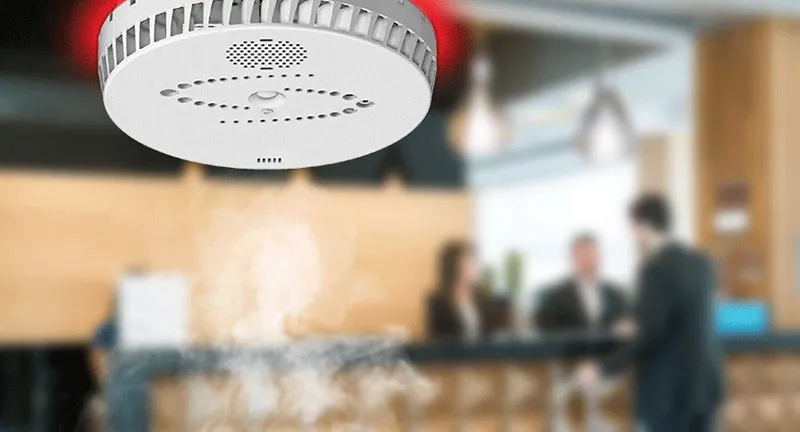 nowoczesny czujnik dymu na suficie w pokoju hotelowym