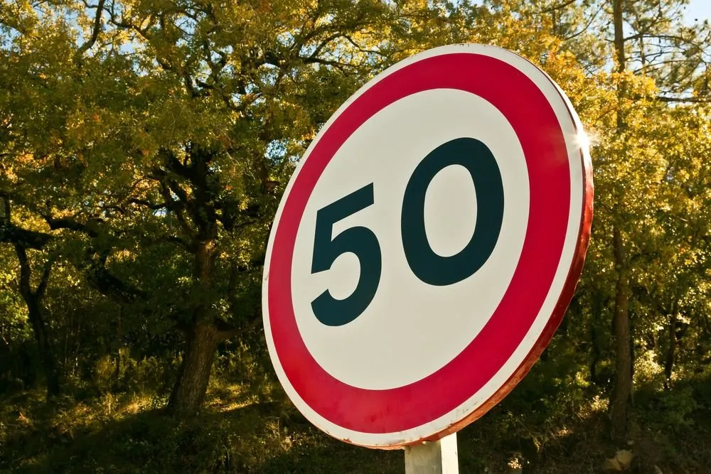 Zdjęcie Znak ograniczenie do 50: Co musisz wiedzieć o przepisach