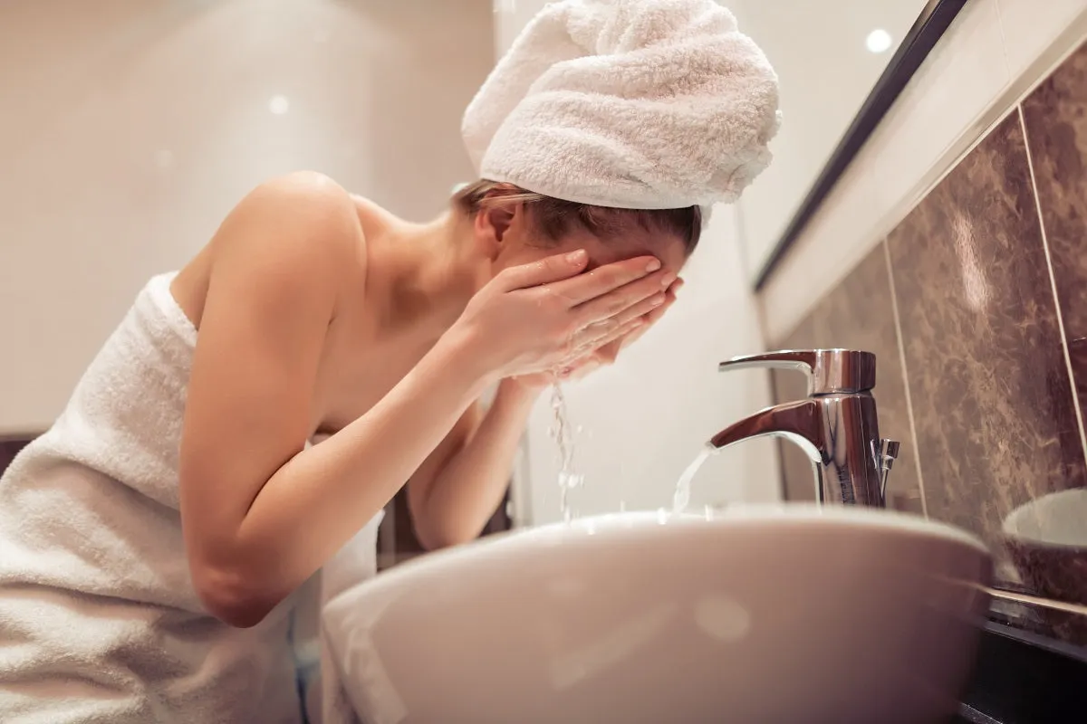 Kobieta zmywająca makijaż dwuetapowo