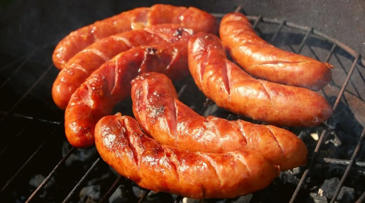 idealna kiełbasa z grilla vs pęknięta