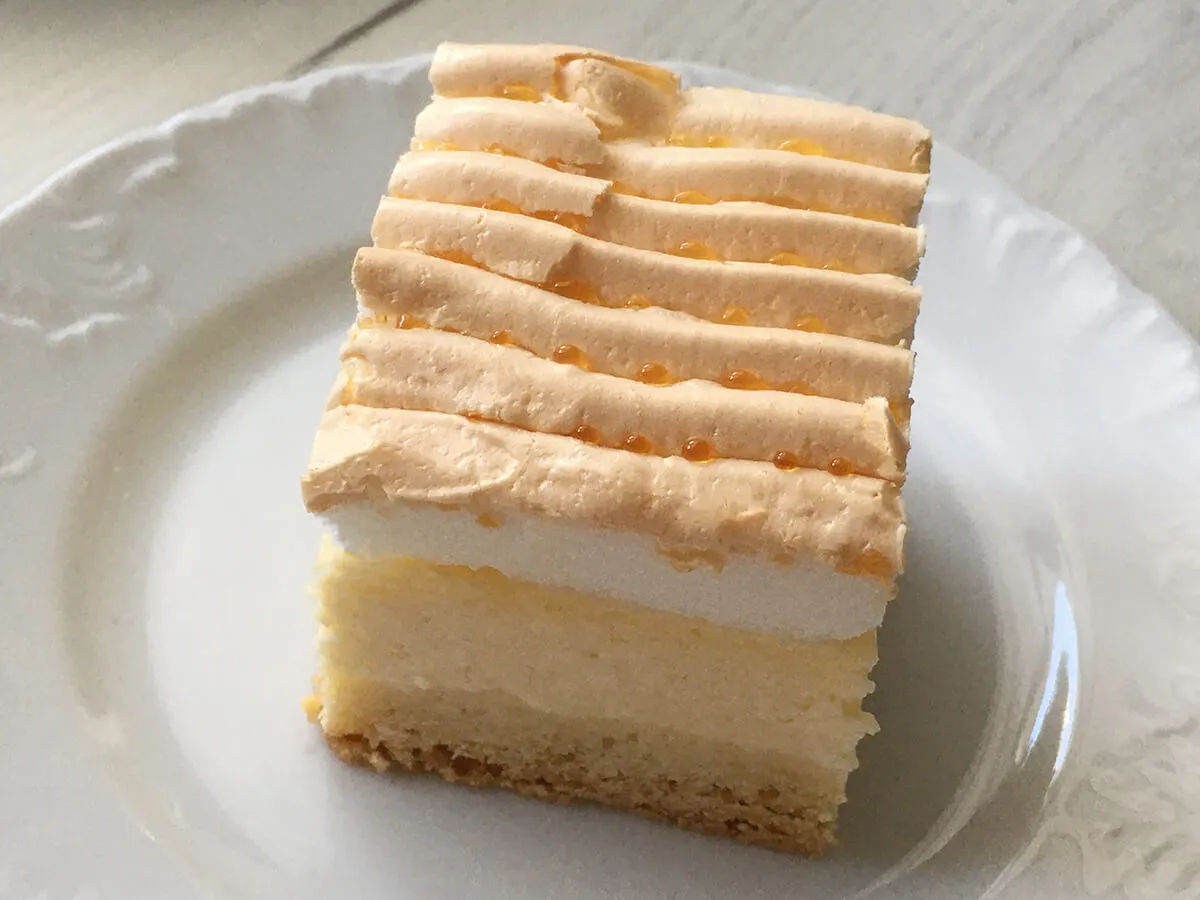 Sernik z rosą w piekarniku z lekko uchylonymi drzwiczkami