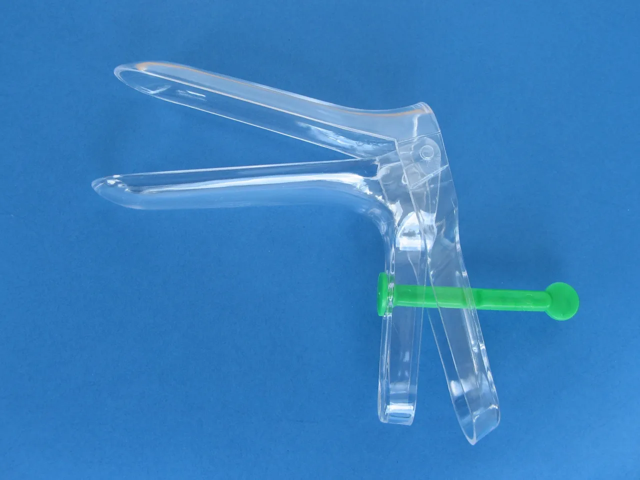 Gabinet ginekologiczny wnętrze, fotel ginekologiczny, narzędzia