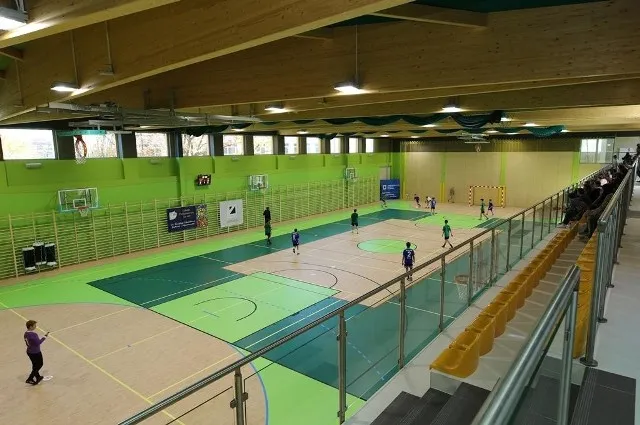 Por&oacute;wnanie małej sali gimnastycznej i dużej hali sportowej z trybunami