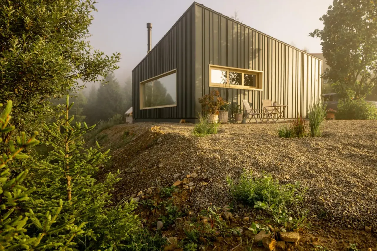 Nowoczesny dom szkieletowy, otoczony zielenią, z widokiem na las. Ile lat przetrwa? Zależy od jakości budowy i konserwacji.