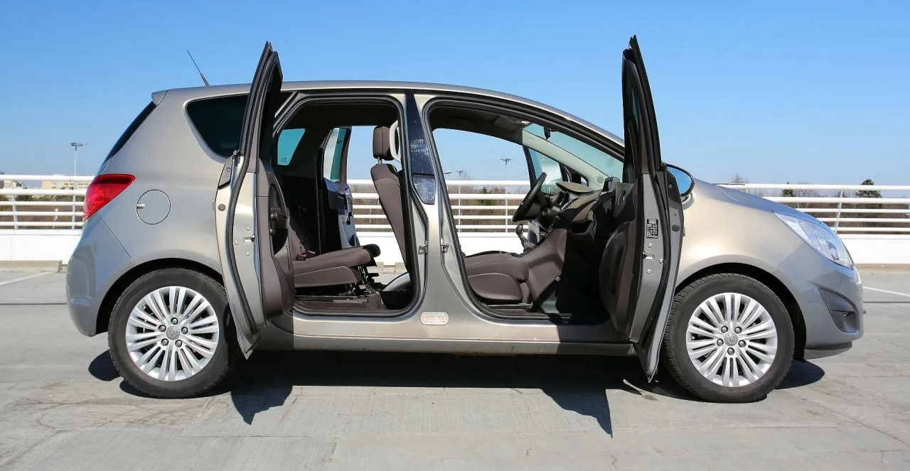 Opel Meriva II wnętrze bagażnik rodzina
