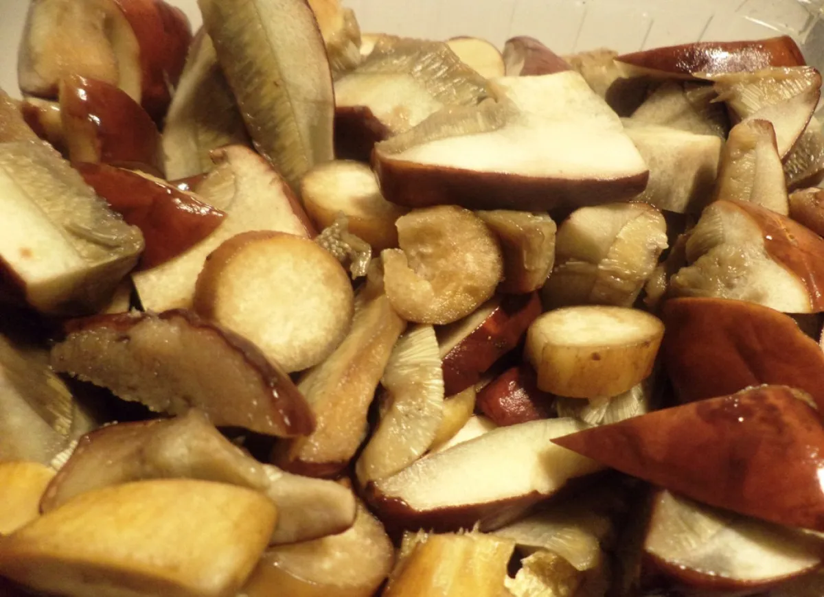 Pokrojone mrożone grzyby, gotowe do przyrządzenia. Idealne do sosów i zup.