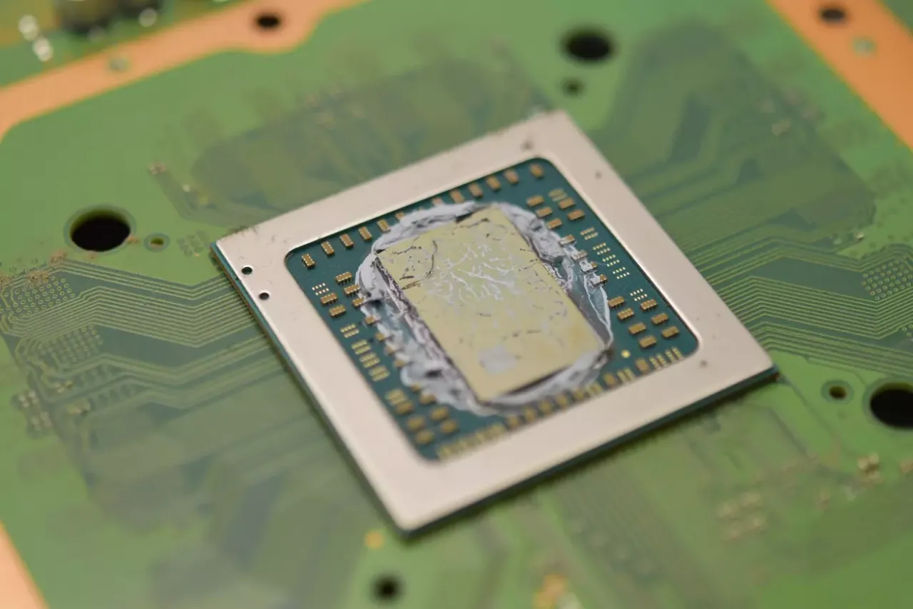 aplikacja pasty termoprzewodzącej PS4