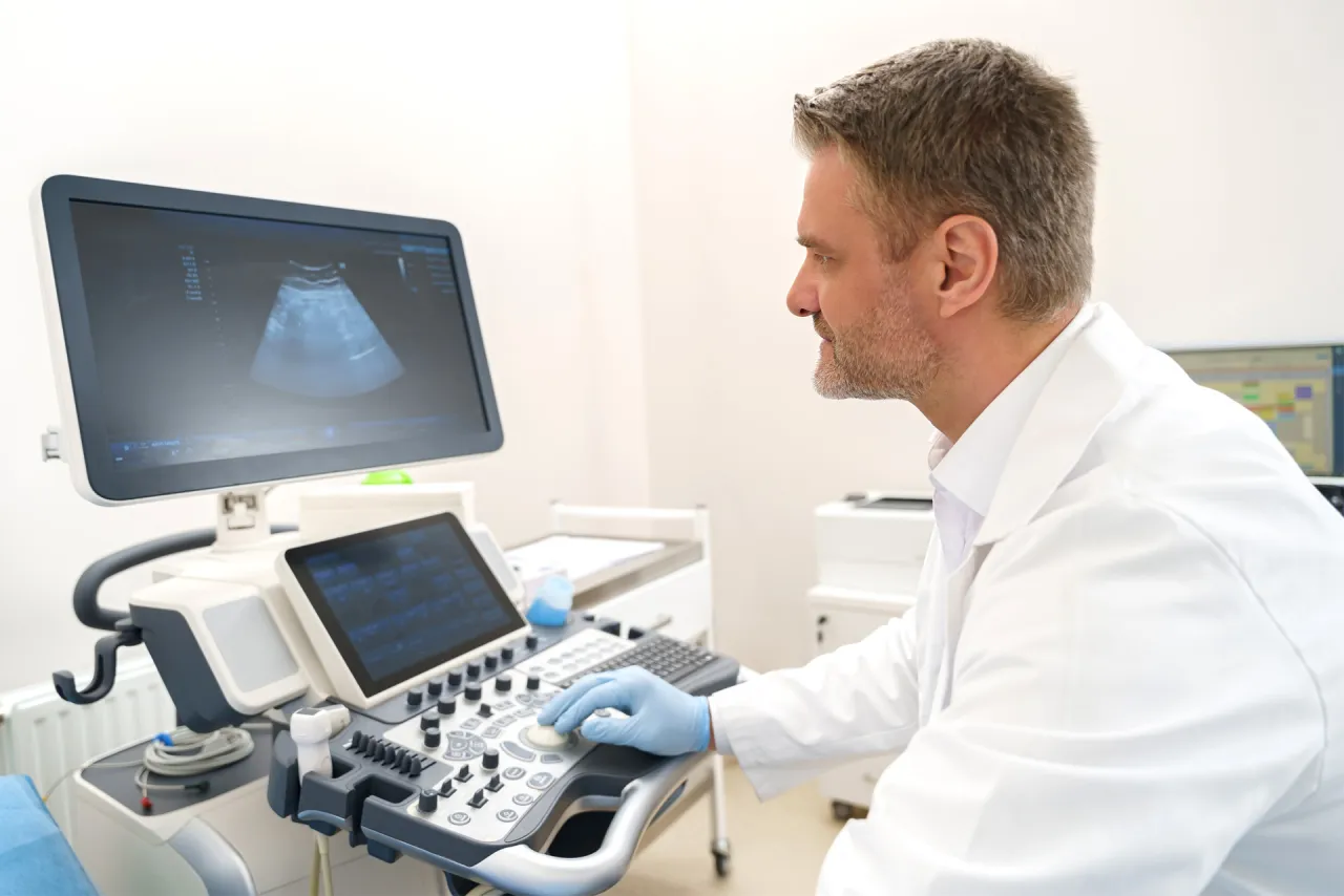Różni specjaliści wykonujący USG