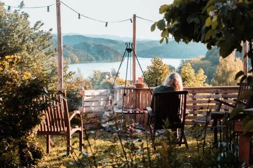 Zdjęcia różnych typów zakwaterowania: przytulny hostel, tradycyjna agroturystyka, pole namiotowe nad jeziorem