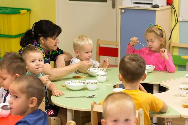 dzieci w żłobku podczas różnych aktywności opiekuńczych i edukacyjnych