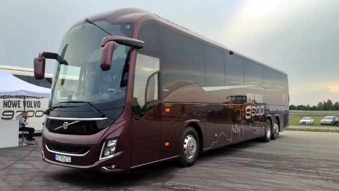 Nowoczesny autokar turystyczny w Polsce