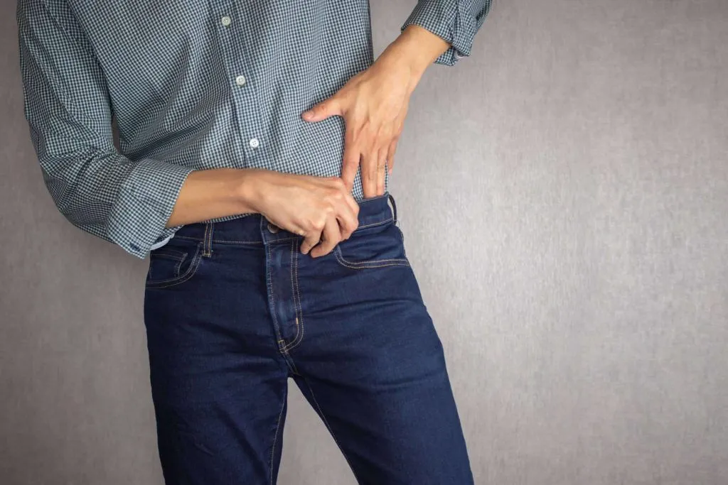 błędy wpuszczania koszuli w spodnie