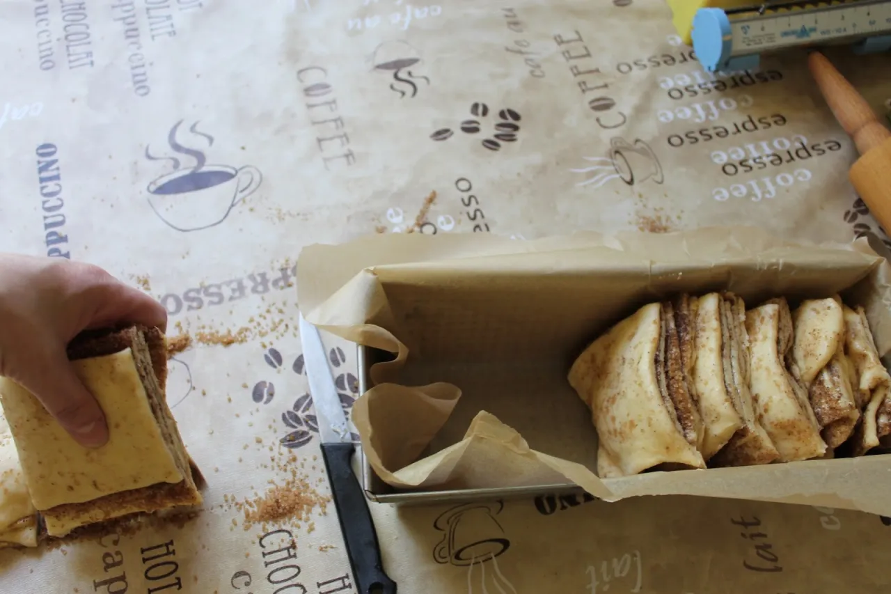 r&oacute;wno nałożone ciasto do foremek