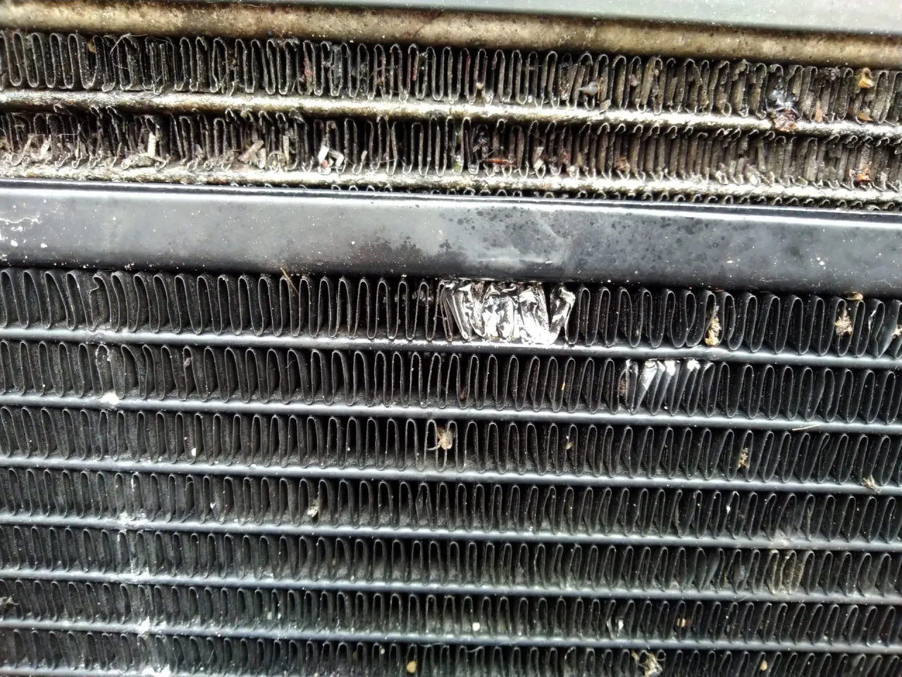 uszkodzona chłodnica klimatyzacji objawy wyciek