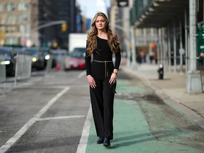 Zdjęcie Jakie dodatki do czarnego eleganckiego kombinezonu podkreślą Twój styl?