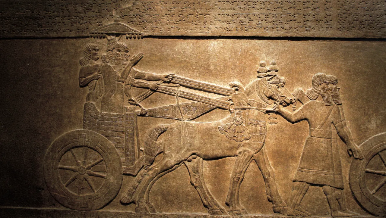 Starożytny relief przedstawia rydwan ciągnięty przez konia, symbolizujący, co dało wynalezienie koła: mobilność i potęgę.