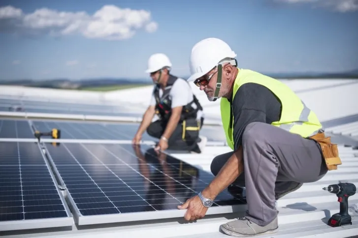 elektryk instalujący panele fotowoltaiczne