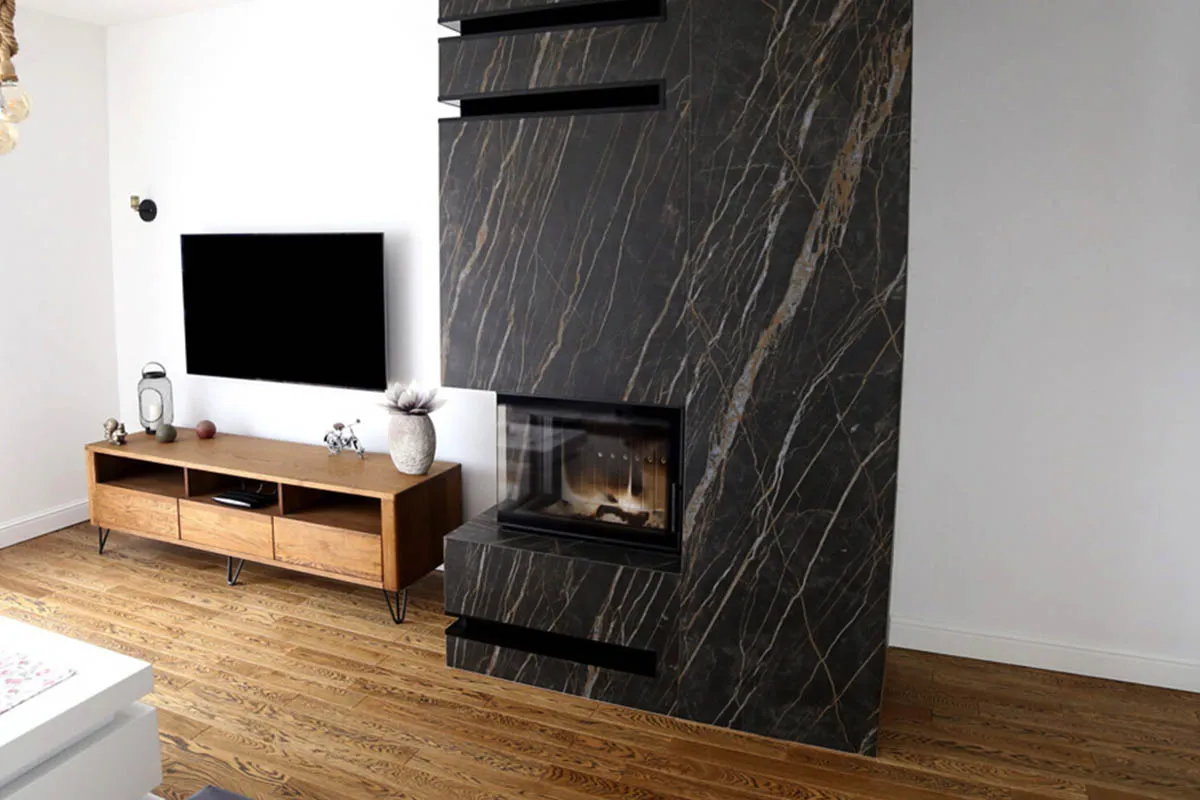 nowoczesny kominek obłożony kamieniem naturalnym