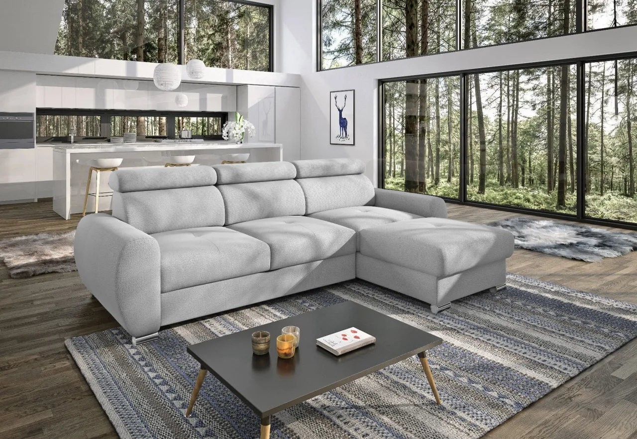 Jasnoszary narożnik z siatką, idealny do nowoczesnego salonu z widokiem na las.