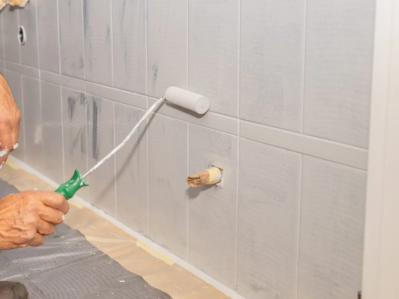 pomalowane płytki podłogowe przed po